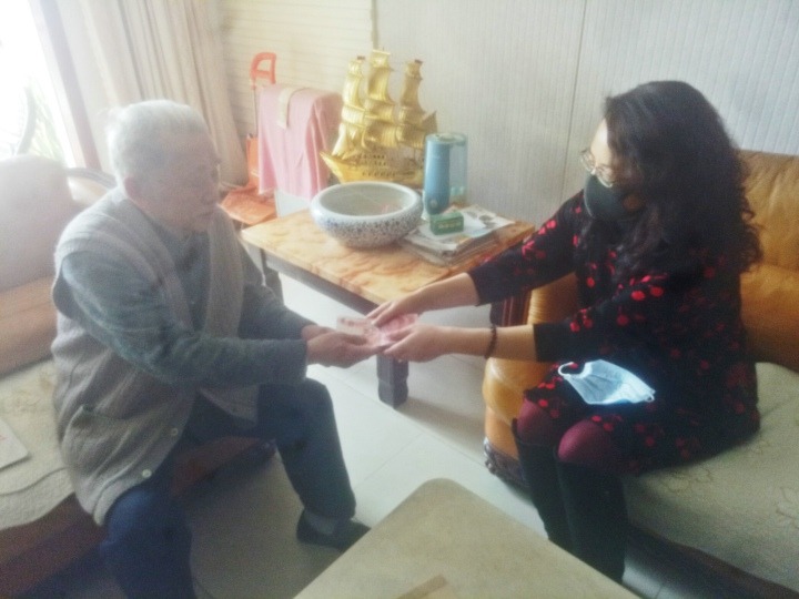 赤诚写大爱，浮夸映丹心