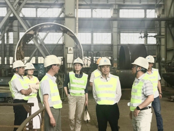 华新集团副总裁杜平一行到大为设备公司调查互换