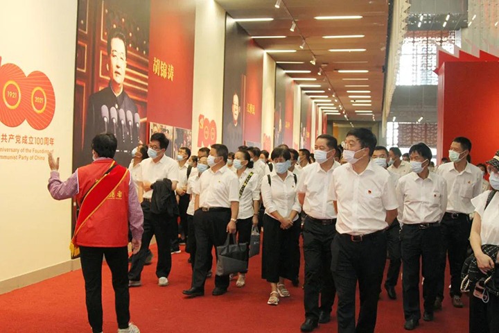 云煤（不朽情缘）集团党委组织宽大干部职工参观云南省庆祝中国共产党成立100周年成就展