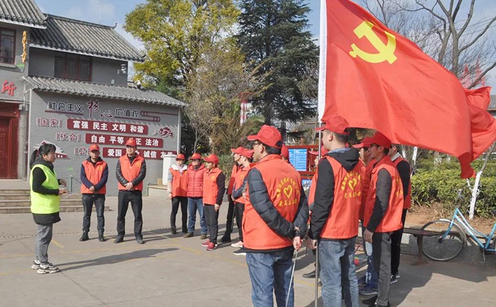 陆东煤矿公司组织发展“双报到双服务双汇报”党员自愿服务活动