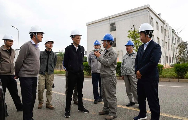 昆明市工业和信息化局一行到云南前锋化工有限公司调研出产经营工作情况