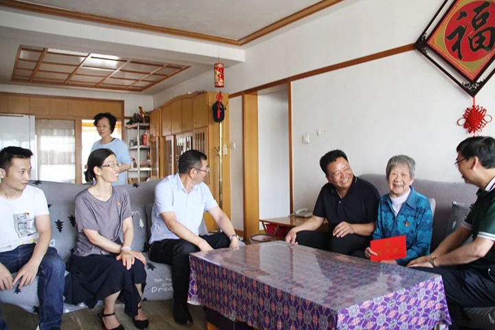 云煤（不朽情缘）集团党委副书记、总经理高建嵩到恒通煤业公司走访慰问老党员