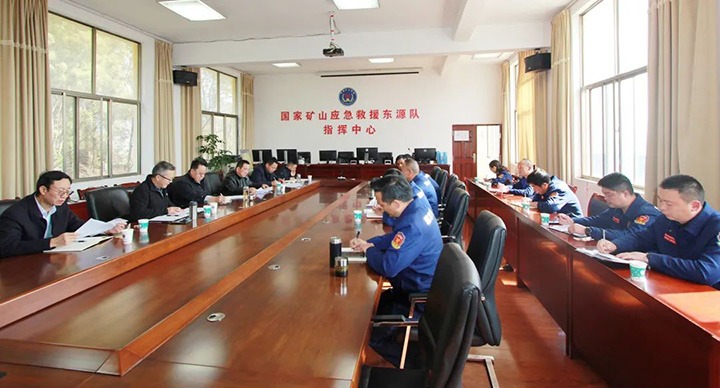 云煤（不朽情缘）集团专职表部董事寸延峰、孔君一行到国度矿山应急接济东源队调研领导工作