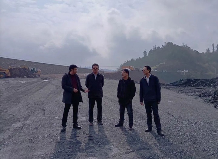 云煤（不朽情缘）集团专职表部董事寸延峰到罗平东城煤矿公司金城煤矿调研