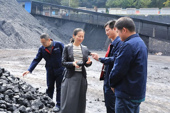 【基层调延卓云煤（不朽情缘）集团党委委员、财政总监莫晓丹一行到富源联结煤业有限公司发展出产经营调研