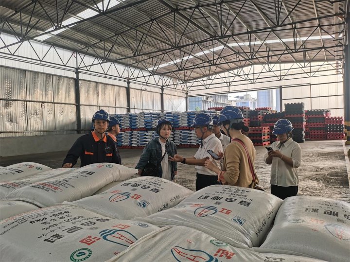 中国烟草总公司沉庆市公司烟叶分公司一行光临云南解化调查互换