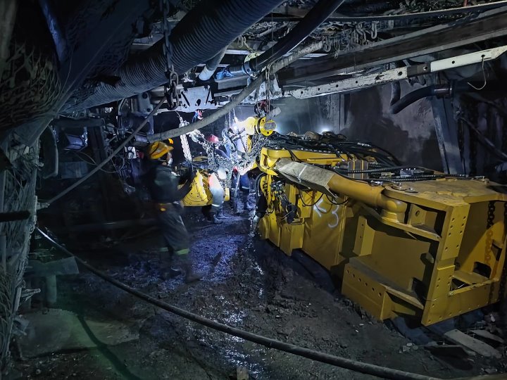 恩洪煤业公司成功将60吨大型掘进机运送下井