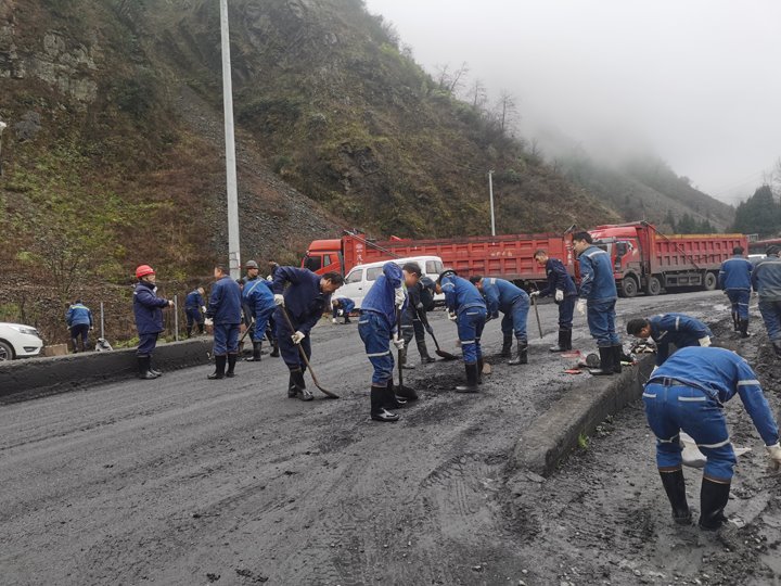 携手共进，共筑俏丽矿山