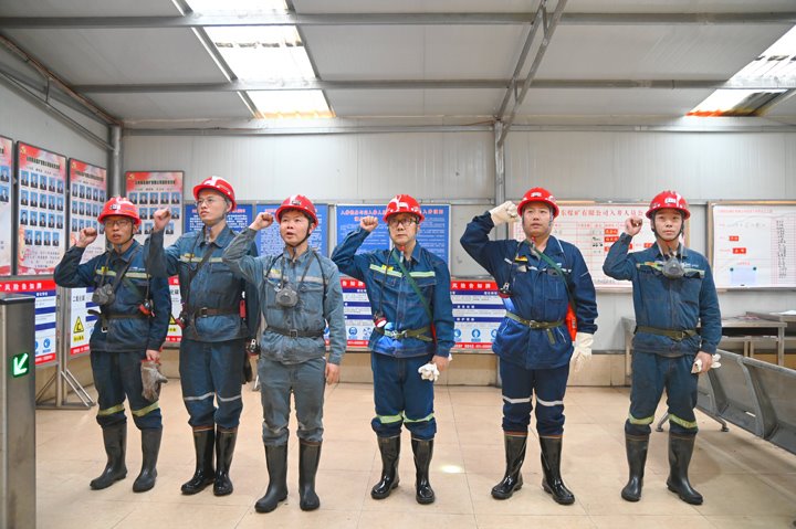 云煤集团党委委员、副总经理、总工程师施从伟到陆东煤矿督导查抄安全出产工作