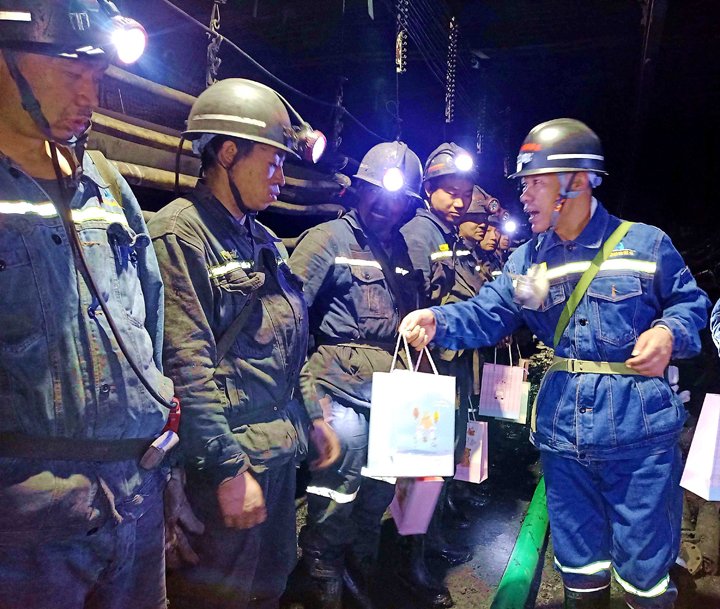 “伞”亮夏季，“杯”暖人心——镇雄煤业工会发展夏送清冷活动