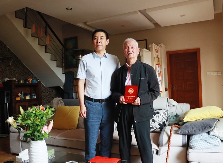 云煤集团为抗战老兵发放“中国人民抗日战争成功80周年留想章”